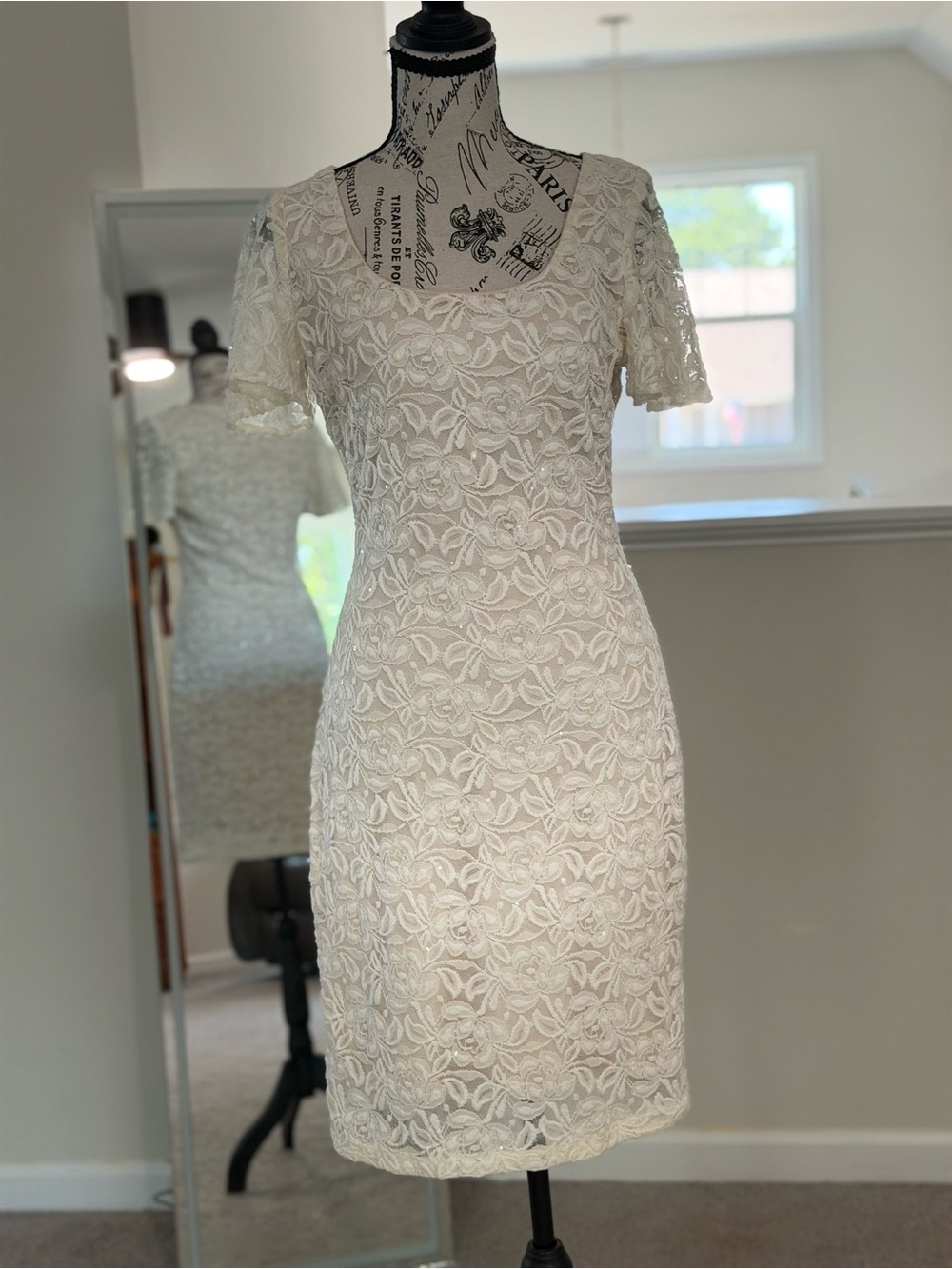Badgley Mischka Ivory Lace Scoop-Neck Sheath Dress